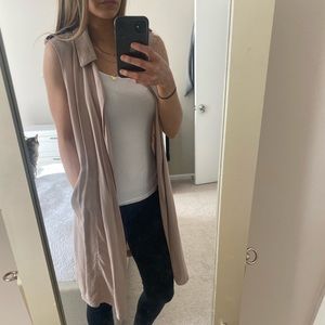 Tan sleeveless jacket duster